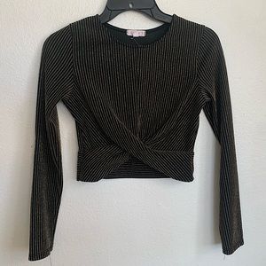 camisa tipo crop top, de salir. Color negra con detalles dorados